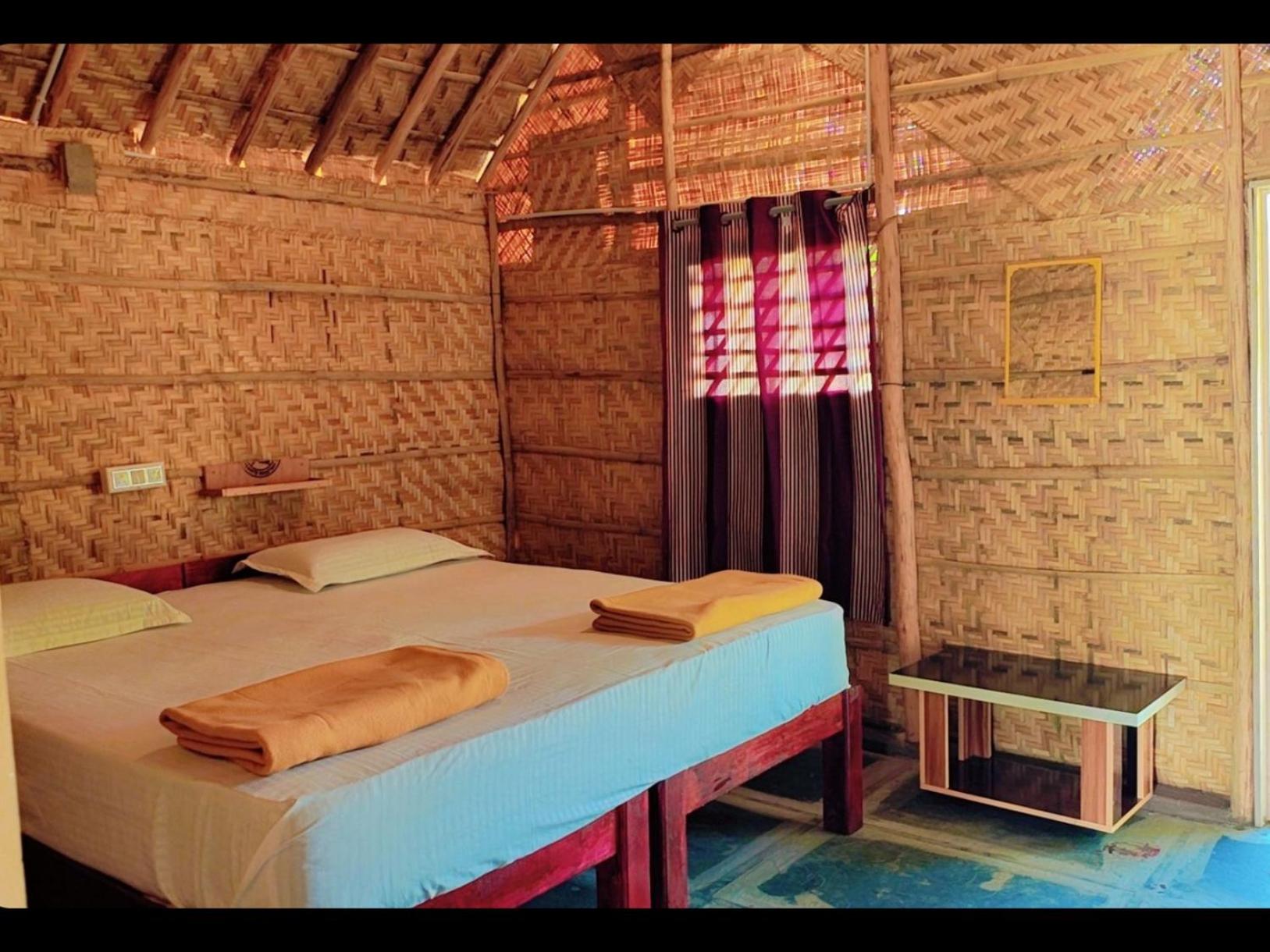 Om Shanti Om Home Stay & Cafe هامبي المظهر الخارجي الصورة